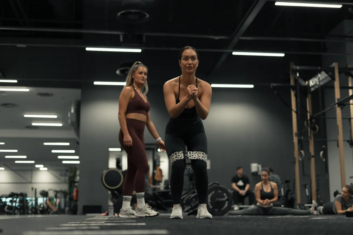 Osebna trenerka Tara Turk vodi trening v fitnesu