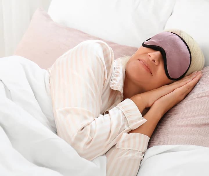 Kakovostno spanje - oseba mirno spi v postelji